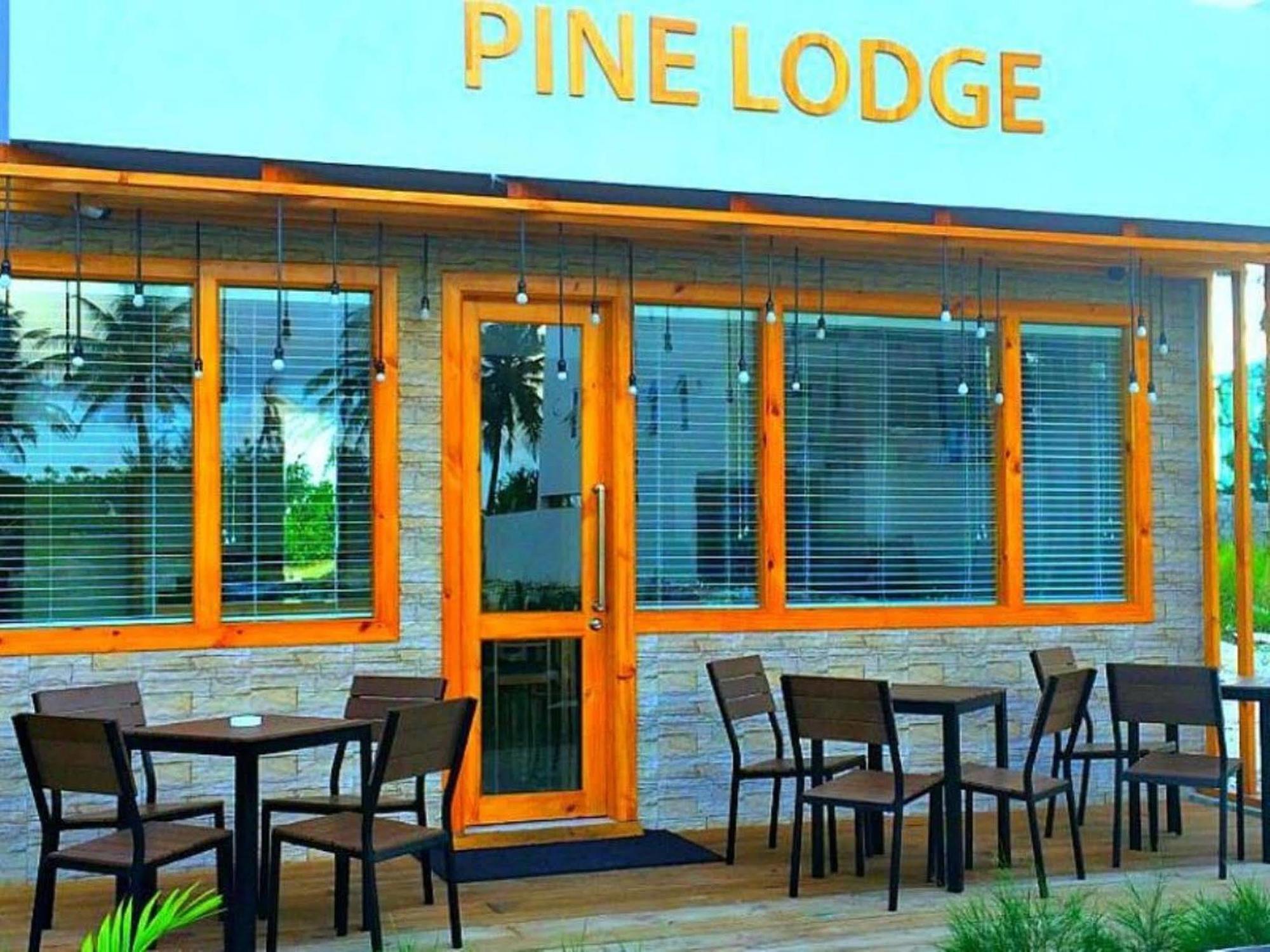 Pine Lodge Мале Экстерьер фото