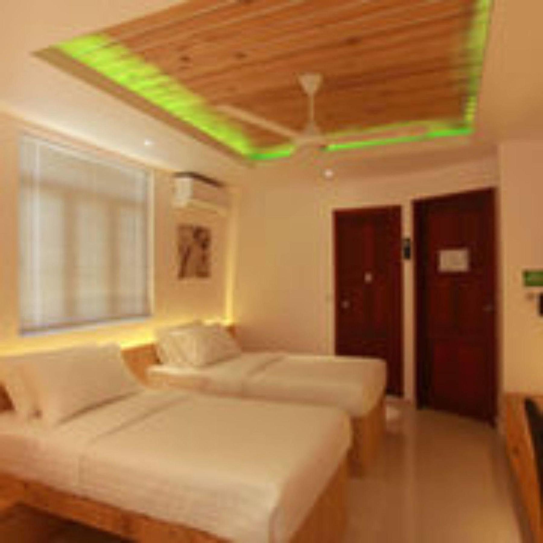 Pine Lodge Мале Экстерьер фото